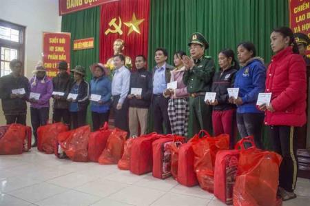 Thăm, tặng quà cán bộ, chiến sĩ và nhân dân huyện Tây Giang bị thiệt hại do mưa lũ