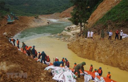 Cơ bản hoàn thành đắp đập và nắn dòng chảy suối Rào Trăng