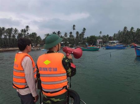 Phú Yên: Hàng ngàn người ở các bè nuôi thủy sản đã lên bờ