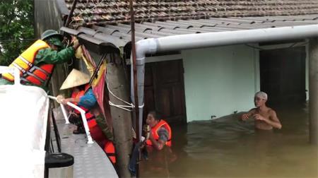 Cuộc giải cứu nghẹt thở 500 người dân nơi rốn lũ (bài 2)