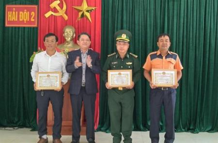 Khen thưởng thành tích cứu 2 ngư dân gặp nạn trôi dạt trên biển