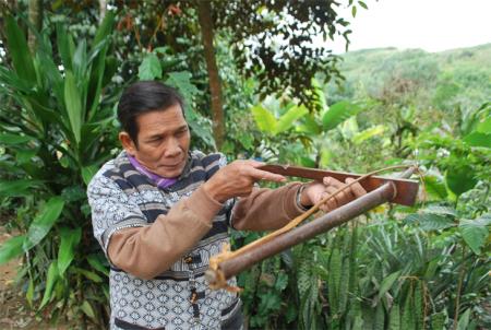 Chiếc nỏ trong đời sống của người Cơ Tu