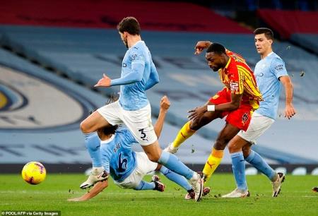 Premier League: Man City hòa “nhọc nhằn”, Chelsea thua sốc