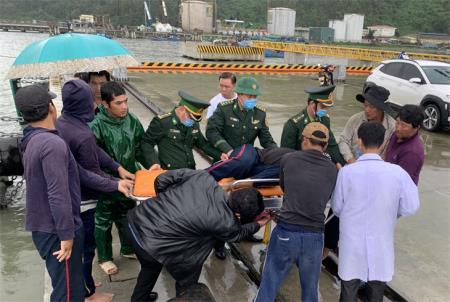 Sơ cứu kịp thời một thuyền viên gặp nạn trong khi đánh bắt trên biển