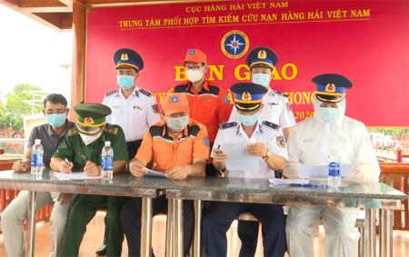 Tiếp nhận 13 thuyền viên tàu Xin Hong