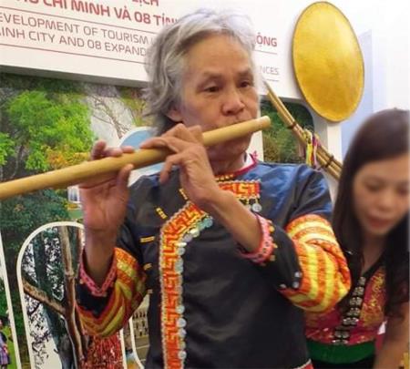 Người nhạc sĩ say mê với âm nhạc dân tộc