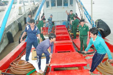 Ngăn chặn buôn lậu xăng dầu trên vùng biển phía Nam