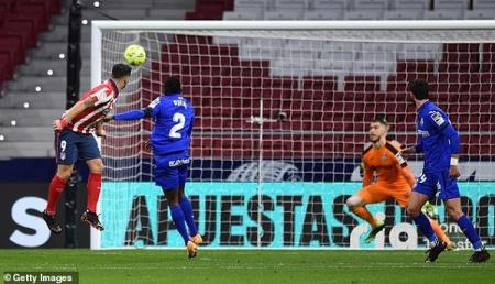 Atletico Madrid vững ngôi đầu, Suarez cân bằng kỷ lục của Falcao