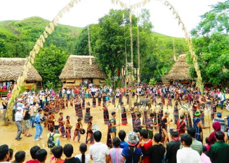 Củng cố vững chắc khối đại đoàn kết toàn dân tộc, xây dựng biên cương giàu mạnh