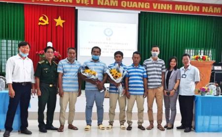 BĐBP Sóc Trăng bàn giao 5 thuyền viên nước ngoài gặp nạn trên biển