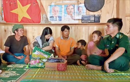 Bác Hồ trong lòng nhân dân Lào anh em
