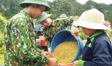 Mang ánh sáng đến với đồng bào Rục