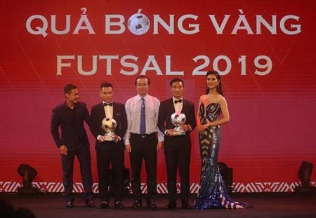 Đỗ Hùng Dũng giành Quả bóng Vàng Việt Nam 2019, Văn Hậu hoàn tất hat-trick