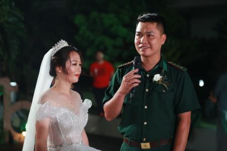 Đám cưới đặc biệt của chiến sĩ Biên phòng và cô giáo mầm non mùa dịch