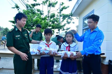 "Vòng tay yêu thương" trên biên giới Bến Cầu