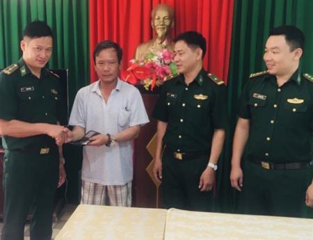 Cán bộ Đồn Biên phòng cửa khẩu cảng Thuận An nhặt được của rơi, trả người đánh mất