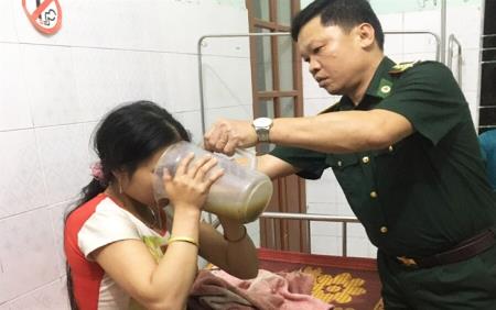 Cứu sống một phụ nữ ăn lá ngón tự tử