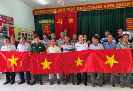 Trao tặng 2.000 lá cờ Tổ quốc cho ngư dân vươn khơi, bám biển