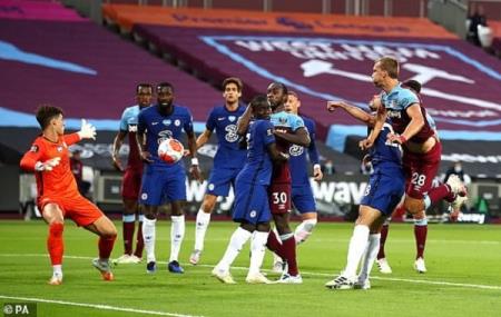 Arsenal thắng tưng bừng, Chelsea thua đau phút cuối