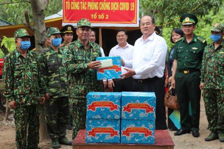 Lãnh đạo Tỉnh uỷ, UBND tỉnh An Giang động viên các chốt phòng, chống Covid-19