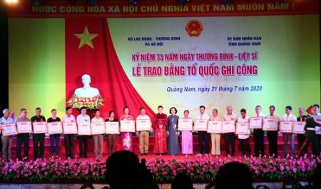 Chủ tịch Quốc hội trao Bằng Tổ quốc ghi công tới 73 thân nhân liệt sĩ