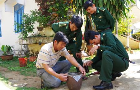 Lính Biên phòng nuôi ong rú lấy mật