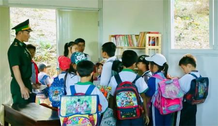 Người lính quân hàm xanh “gieo chữ” trên đảo Hòn Chuối