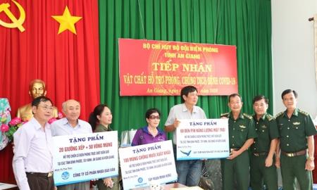 Gần 200 giường xếp, võng dù hỗ trợ BĐBP An Giang phòng, chống dịch Covid-19