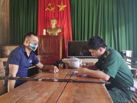 Người dân giáp biên giao nộp 7 khẩu súng tự chế