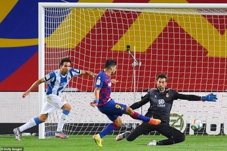 Barca đẩy Espanyol xuống hạng, Liverpool trả giá đắt