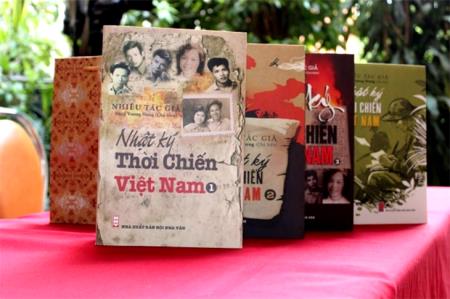 Những trang sách từ khói bom, máu lửa chiến trường