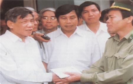 Tổng Bí thư Lê Khả Phiêu và Nghị quyết của Bộ Chinh trị về "Xây dựng BĐBP trong tình hình mới"
