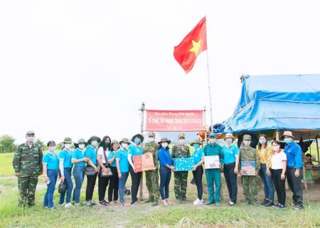 Những món quà mang trọn tin yêu đến tuyến đầu phòng, chống dịch