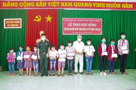 BĐBP Sóc Trăng: Trao 200 suất học bổng “Nâng bước em đến trường” trước thềm năm học mới