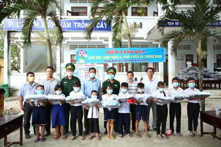 Tặng quà cho 600 học sinh nghèo vùng biên giới tỉnh Đồng Tháp