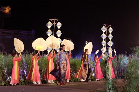 Ngẩn ngơ tà áo dài xứ Huế