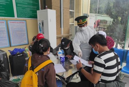 Hơn 200 du học sinh Lào trở lại Nghệ An học tập