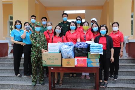 Hội Liên hiệp Phụ nữ tỉnh An Giang tặng quà các điểm cách ly, tổ chốt phòng, chống dịch Covid-19