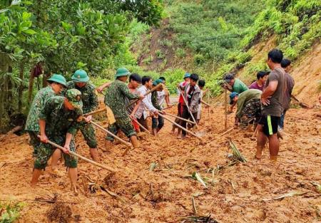 BĐBP tiếp tục giúp dân khắc phục hậu quả bão số 5