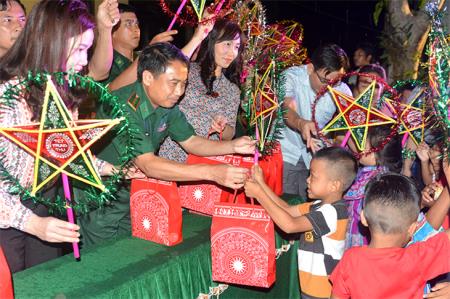 Mang Trung thu đến với trẻ em biên giới