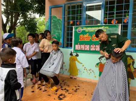 Nhiều món quà ý nghĩa của các đơn vị BĐBP dành tặng các em học sinh nhân dịp năm học mới