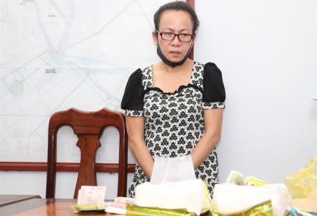 Nghi phạm giấu 2 kg ma tuý đá trong các lon hủ tiếu vận chuyển vào Việt Nam