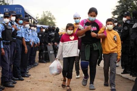 Hàng nghìn người di cư Honduras tràn qua biên giới Guatemala