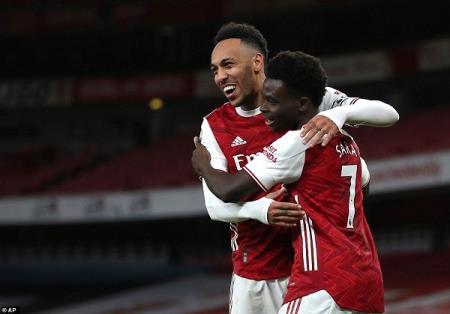 Arsenal thắng đậm, Chelsea vắng trụ cột trong cuộc đại chiến với Leicester City