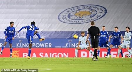 Leicester City vươn lên vị trí số 1