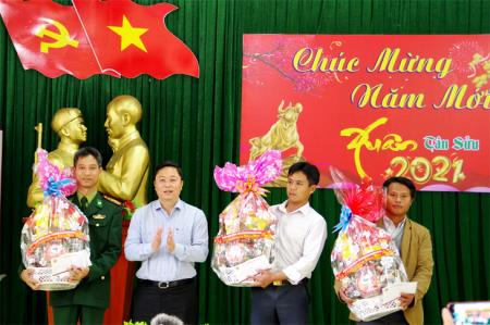 Chủ tịch UBND tỉnh Quảng Nam thăm, chúc Tết quân và dân biên giới huyện Nam Giang