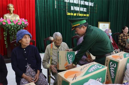 Xuân thắm đượm nghĩa tình nơi làng biển