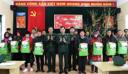 Thiếu tướng Lê Văn Phúc thăm và chúc Tết quân và dân huyện biên giới Đồng Văn
