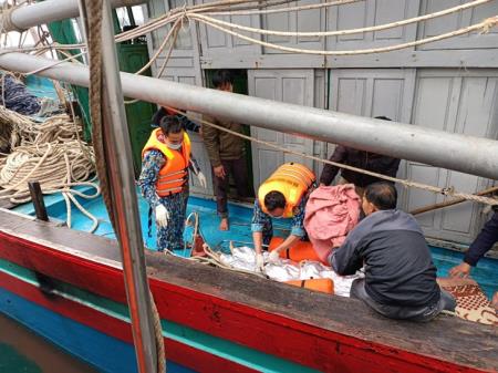 Cứu nạn các thuyền viên bị nạn trên biển Nghệ An