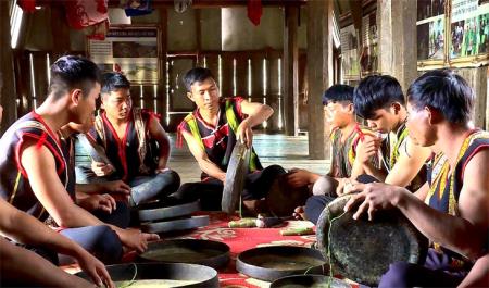 Chàng trai Bahnar giữ lửa cồng chiêng